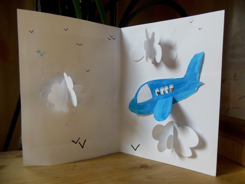 Открытка сделанная ребёнком. Источник фото olalastudio.ru