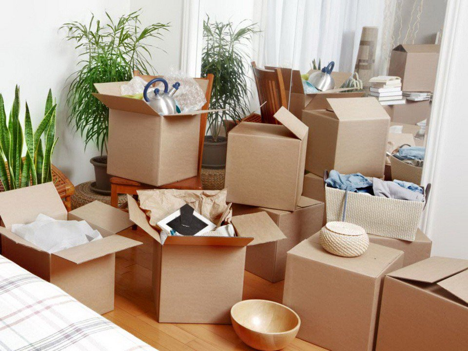 Перевоз квартиры. Упаковка мебели. Коробки для упаковки вещей. Коробки в квартире. Упаковка вещей для переезда.