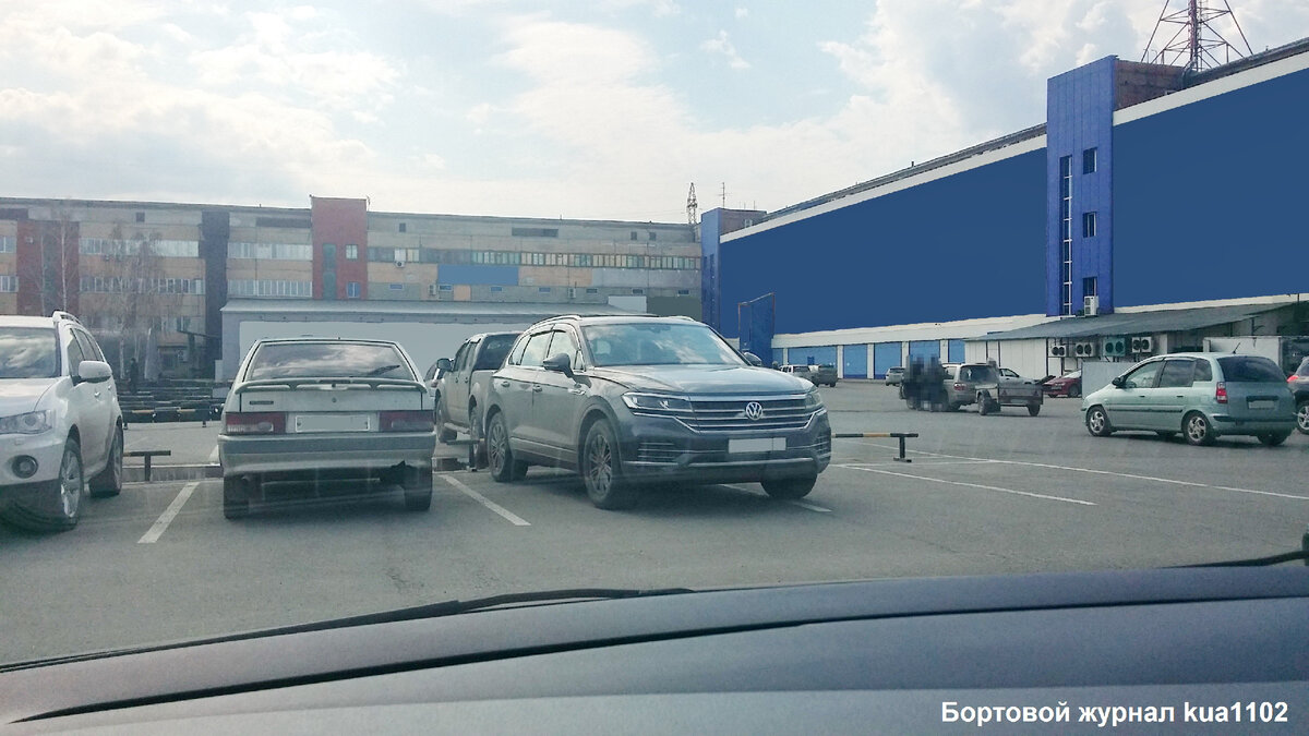 А чем же ответит немецкий кроссовер Volkswagen Touareg в плане стоимости прохождения ТО? Автор фотографии kua1102