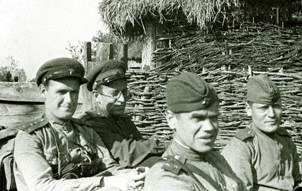 Василий Гроссман (второй слева) в 1943 с фронтовыми товарищами