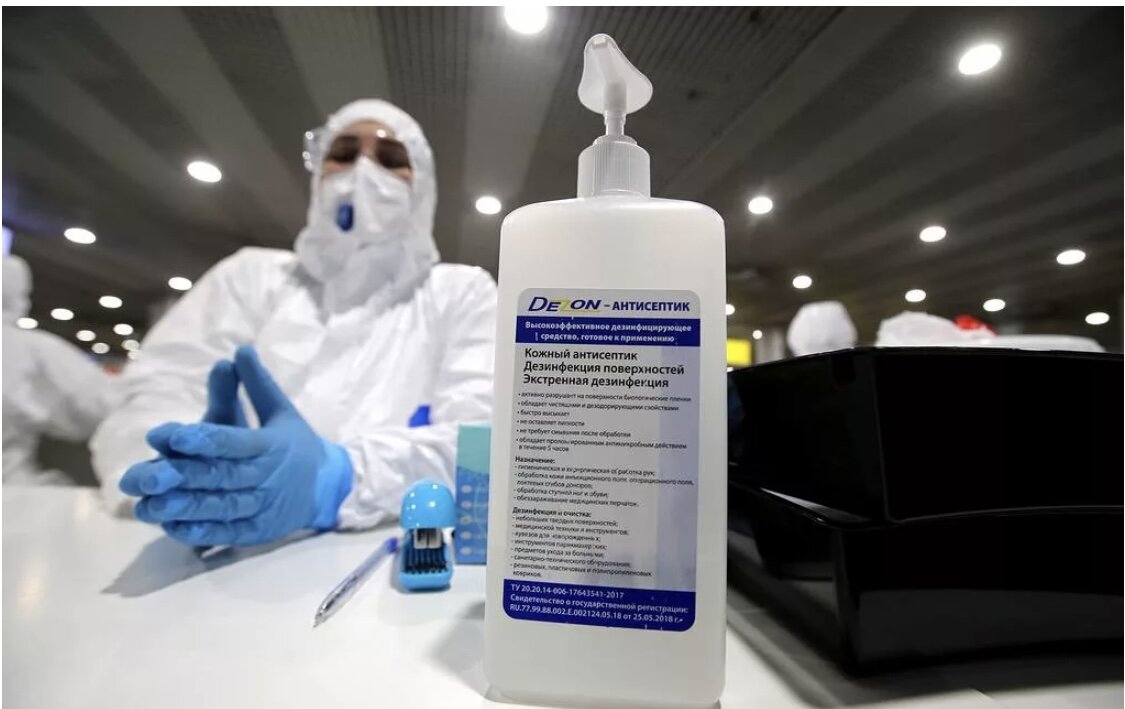 Спирт имеет большое количество полезных свойств и способов применения. Он является антисептическим и дезодорирующим средством, применяющегося для обеззараживания медицинских инструментов, кожных покровов и рук медработников перед операцией. Также спирт добавляют в качестве пеногасителя в аппарат искусственной вентиляции воздуха и используют в качестве растворителя при изготовлении лекарственных препаратов, экстрактов и настоек. 

Чем же спирт может помочь в домашних условиях? И при чем же здесь Covid-19?
Начнём с того что в борьбе с пандемией коронавирусной инфекцией важнейшую роль играет профилактика распространения вируса. И здесь на помощь нам приходит спиртовые антисептики, который сейчас на прилавках наших магазинов и аптек просто не сосчитать. Ими необходимо обрабатывать поверхности, руки, предметы общественного пользования и т.д. Правительство вводит много ограничительных средст и правил, но пока у народа не появится в этом отношении «здорового мышления» мы не сможем остановить пандемию. И профилактика самый главный наш помощник.
Но все это лишь до того как эта зараза вторгнется в наш дом. В лечении же спирт играет немаловажную роль. Как ранее уже писал спирт является хорошим пеногасителем. При заболевание короновирусной инфекцией в легких в результате борьбы организма с вирусом образуется белковая пена, которая заполняет наши дыхательные пути человеку становится все тяжелее и тяжелее дышать, и здесь снова к нам приходит на помощь спирт, его пары через вдыхание легко разрушают пену и объем усваиваемого кислорода повышается. Но следует помнить черезмерные ингаляции могут вызвать ожог слизистой. Как же правильно это сделать? 
Самый легкий и удобный способ это нанести немного спирта на маску и подышать минут 5-10, повторять такую процедуру необходимо раз в 2-3 часа.
Вывод:
Этиловый спирт — одно из самых популярных веществ в медицине. Несмотря на простоту строения, этанол обладает таким широким спектром ценнейших для человечества качеств, что нам сложно сегодня представить свою жизнь без этого вещества. Мы пьем его, едим, вдыхаем, втираем, лечимся и совершаем еще множество процессов с его участием. Но надо помнить, что этиловый спирт может как спасать жизни, так и отнимать их — медленно или быстро. И результат его применения зависит только от человека.
