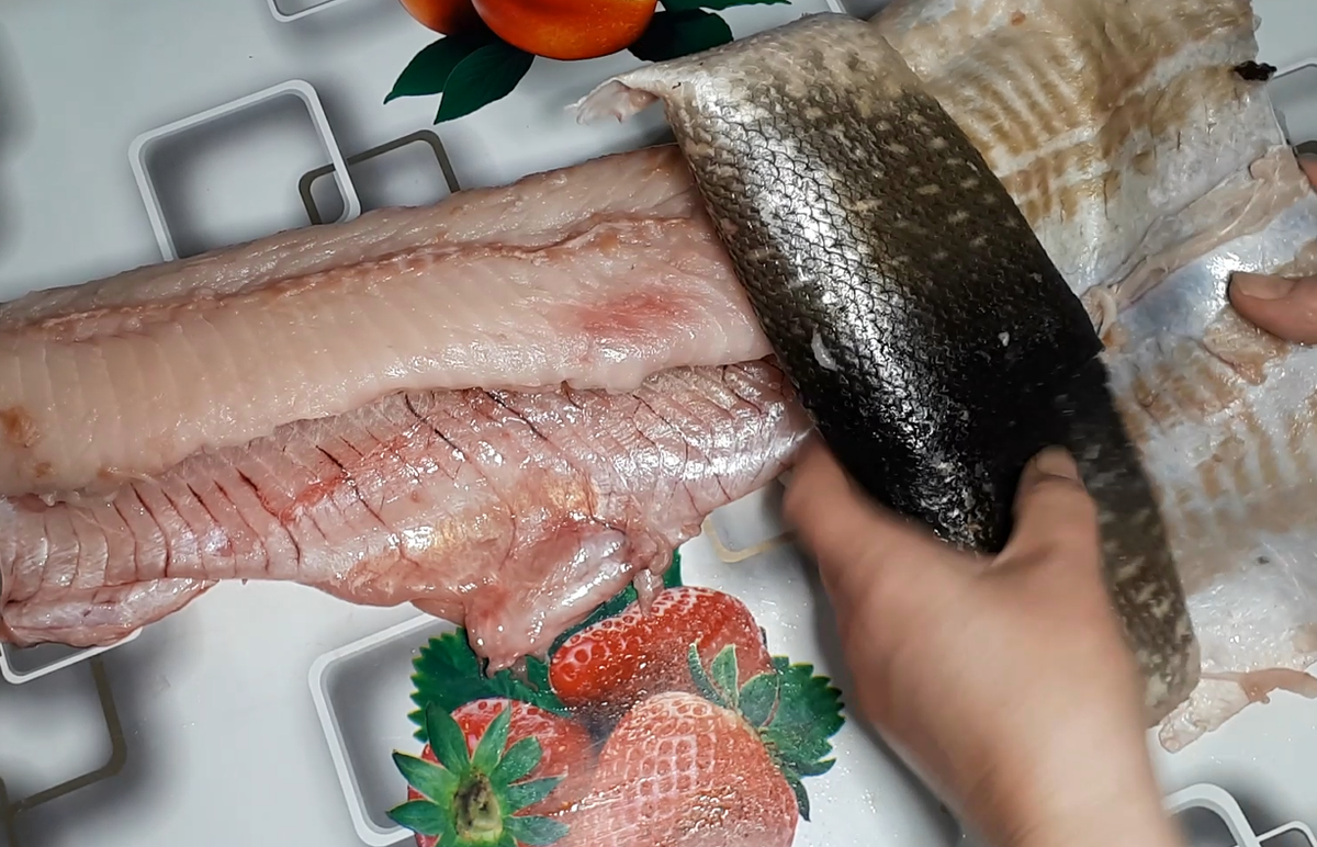 Филе отделяем от костей.