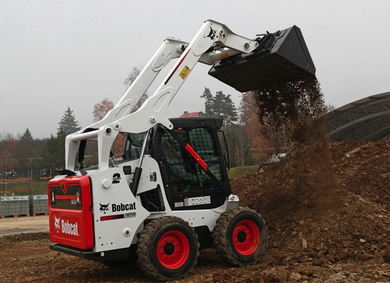 Модель мини-погрузчика S570 производства Bobcat с навесным оборудованием "Ковш универсальный"