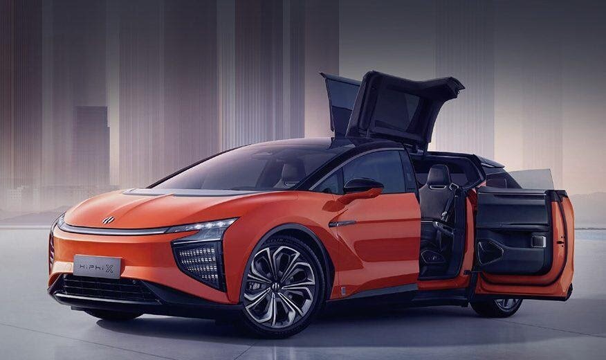 Свободный доступ на второй ряд обеспечивают двери с электроприводами