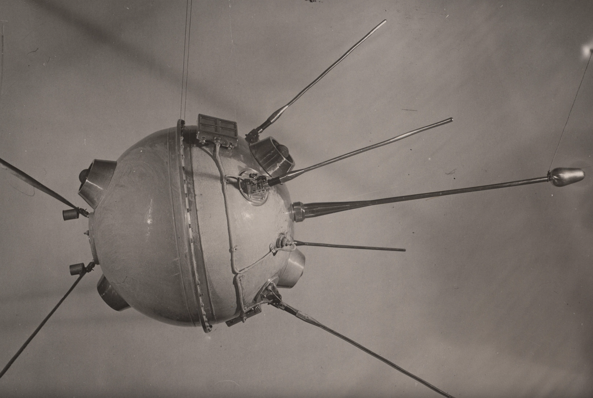 "Луна-1"-первая в мире АМС, запущенная вв район Луны 2 января 1959 г. РГАНТД.Ф38.ОП.6 Д.95. Л.1