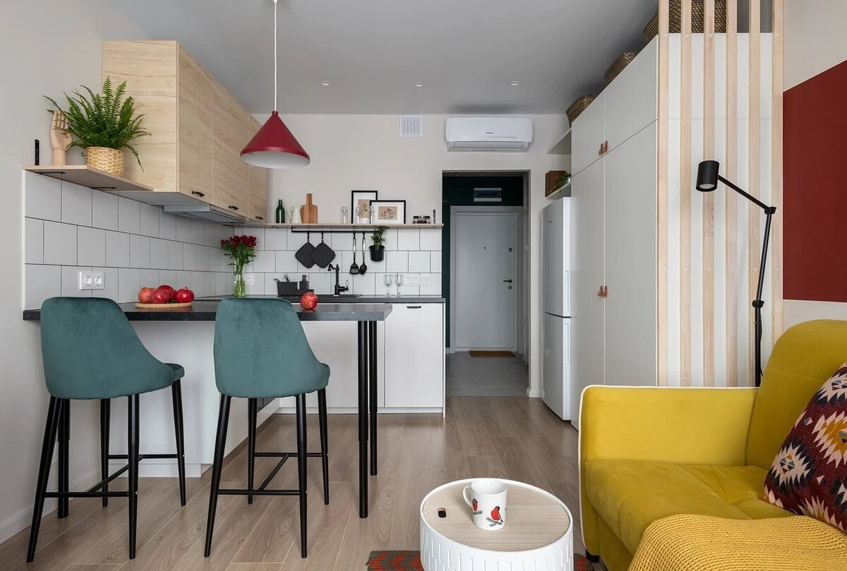 ТВ-зона напротив получилась лаконичной, но в то же время она не лишена интерьерных деталей. Растения и картины помогают оживить оформление.