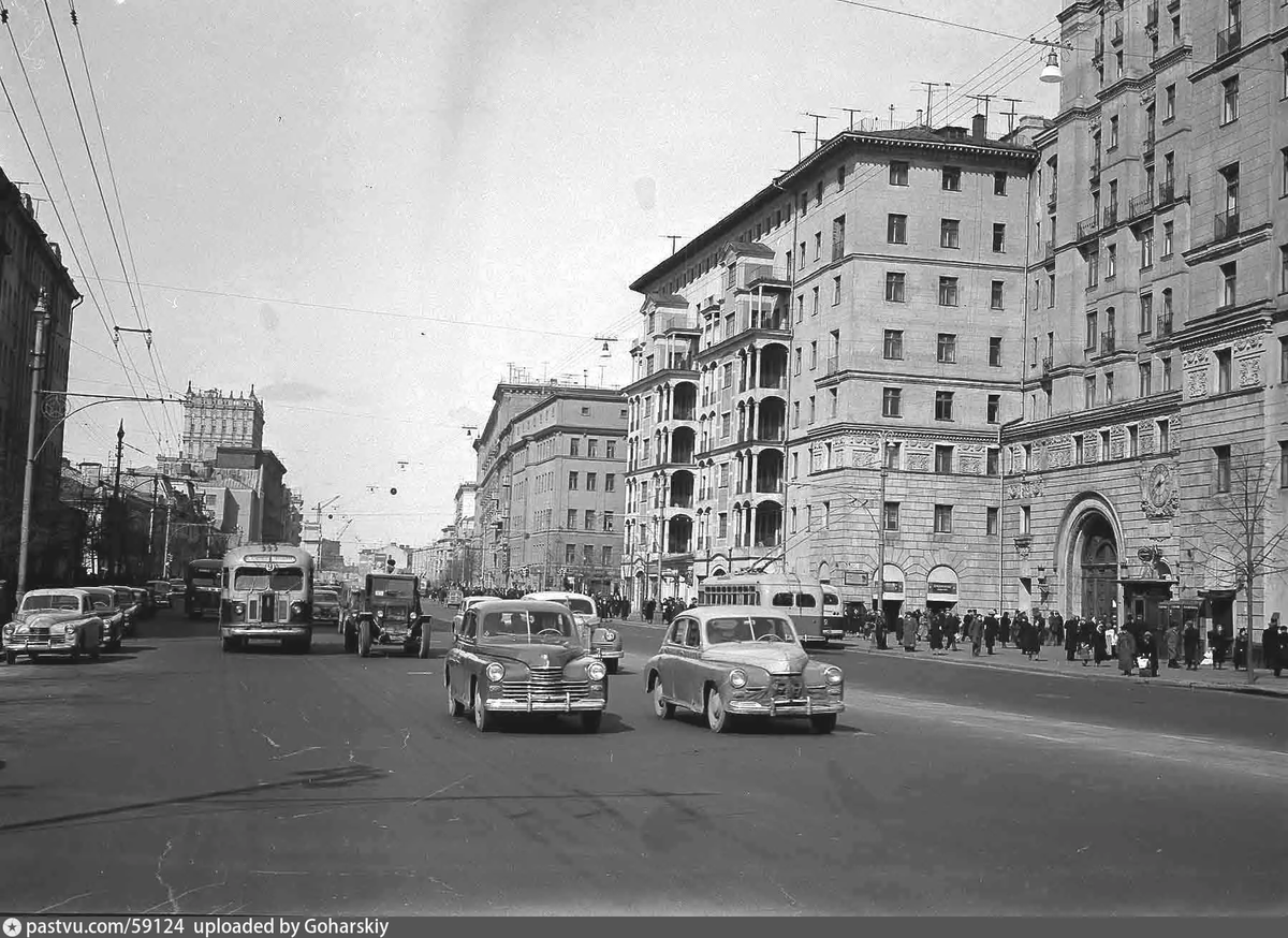 Справа - вход на станцию метро "Проспект Мира", тогда - "Ботанический сад", 1957 г. Автор Преображенский.