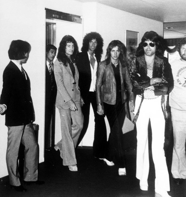 Queen направляются на свою первую пресс-конференцию в Токио (1975)