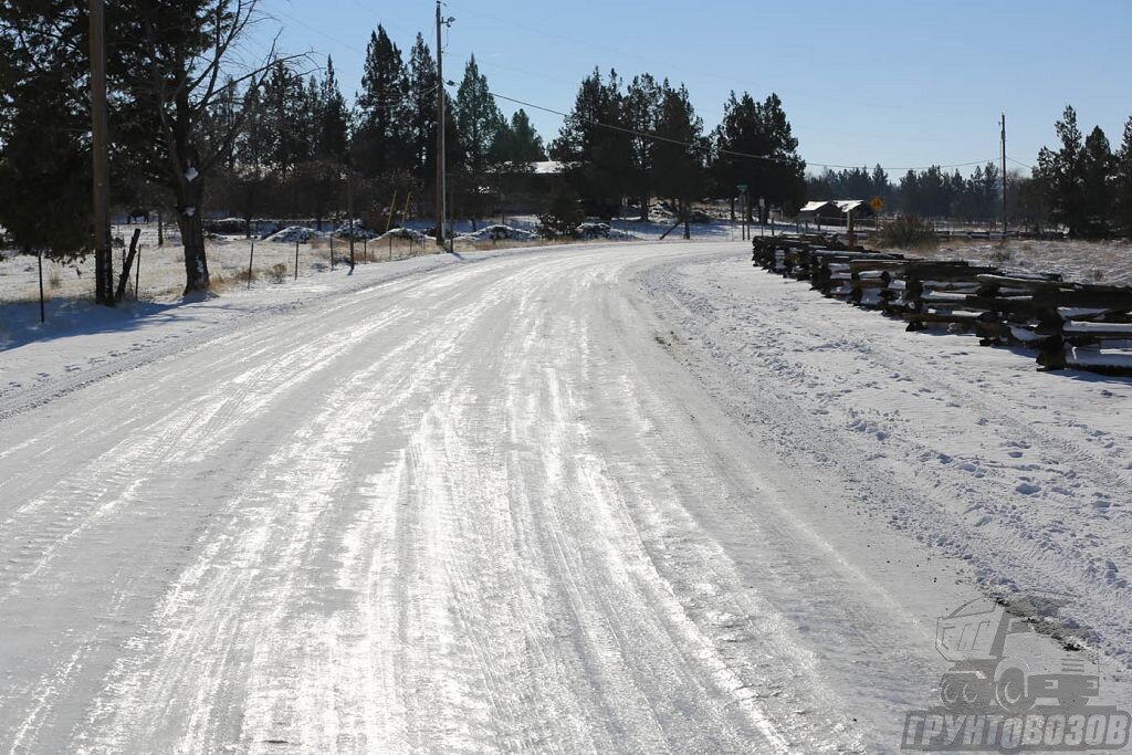 На скользкой проезжей части легко попасть в ДТП
