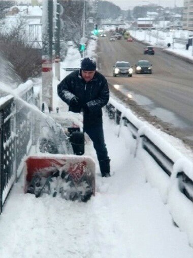 Пётр Тултаев чистит снег на Ботевградском мосту.