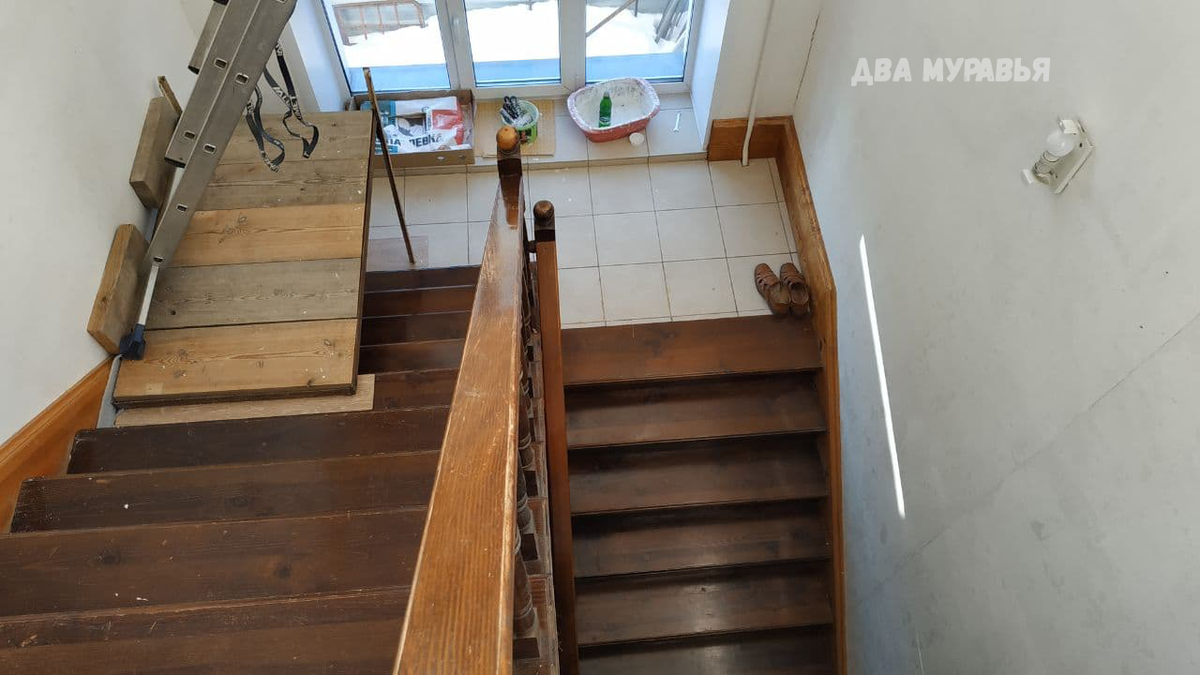 Площадка для ремонта на лестнице