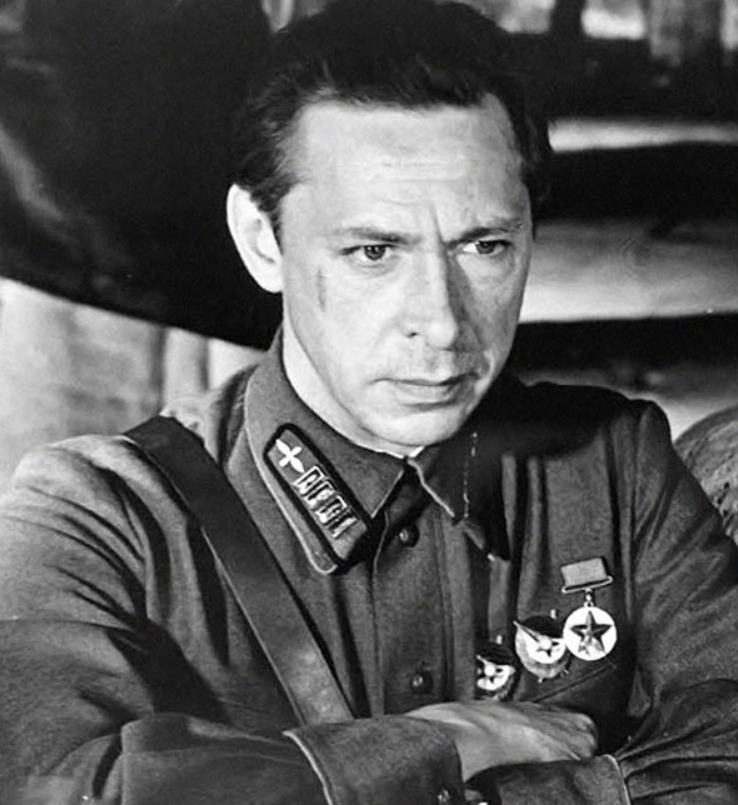 Олег Ефремов в роли советского офицера – так мог бы выглядеть и Иван Варрава.