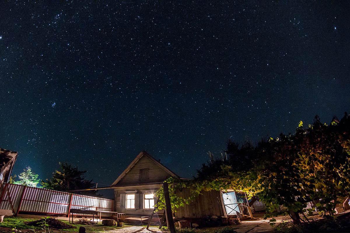 Star village. Звездное небо в Астрахани. Звезды над домом. Звездное небо в деревне. Ночное небо в деревне.