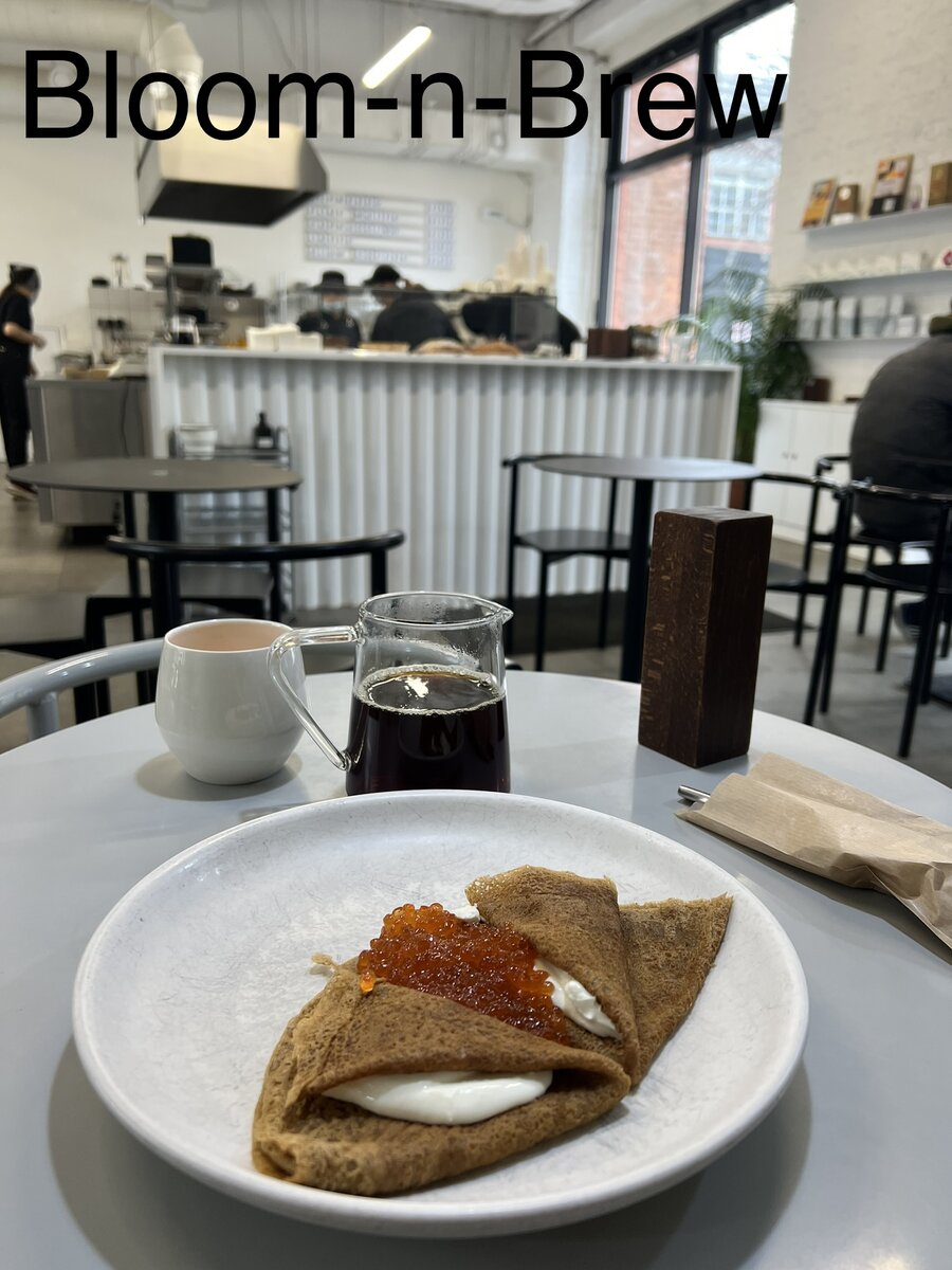 Ржаные блины с икрой и сметаной в Bloom-n-Brew