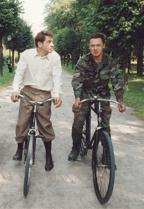  Сергей Маковецкий на английском Raleigh 1947 года. Справа - Андрей Мятиев на велосипеде Московского Велозавода 1938 года. Фото из коллекции Веломузея Андрея Мятиева.