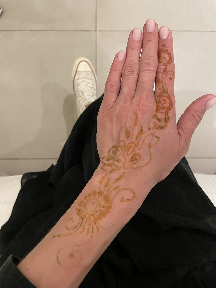 По возвращению домой с экскурсии. Еще не отвалились остатки хны.