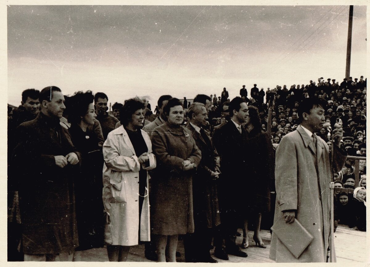 Артисты дали два концерта. На стадионе г. Улан-Удэ и в поселке Каменск на школьной горе. У жителей  поселка Каменск сохранились фотографии Людмилы Зыкиной, Гелены Великановой, Кобзона.  Пять тысяч зрителей со всего Кабанского района могли бесплатно посмотреть концерт, так как цементно-шиферный завод выкупил все билеты. Людмилу Зыкину публика заставляла на бис спеть три раза «Течет река Волга». Кобзон спел «А у нас во дворе», Великанова – «Ландыши». 
