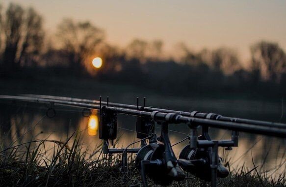 Ловля весной, особенно ранней весной, сама по себе крайне не проста, и зачастую не приносит результата в виде пойманных карпов. Еще сложнее весной, и тем более сложнее соревноваться на карповых турнирах. Помимо слабой активности рыбы, вызванной прохладной водой в это время года, появляется непременный спутник и одновременно противник рыболова – пресловутый прессинг. Само понятие «прессинг» — имеет, скорее, собирательный образ, и включает в себя не только присутствие большого количества снастей и кормов в воде, находящихся там одновременно на многих местах водоёма, но и большое количество шумов, создаваемых рыболовами на берегах, и постоянными сотрясениями водной поверхности ракетами и шарами. А так же постоянные перемещения маркерных и рабочих грузил по дну водоёма, превращающих это дно в подобие контрольно-следовой полосы. В общем, прессинг — это совокупность всех действий, всех рыболовов на водоёме, которые косвенно или прямо оказывают влияние (давление) на рыбу. Прессинг несомненно мешает рыбалке и тем более соревнованиям, но от него невозможно избавиться и достаточно тяжело уменьшить его действие, а потому необходимо искать пути, как с ним сосуществовать, то есть успешно ловить карпа при наличии прессинга. Именно об этом, на примере недавно прошедшего турнира, на новом для нашей команды водоёме оз. Просянка в Ставропольском крае, мы и попытаемся поискать пути, которые следует исследовать для более широкого понимания этой проблемы.