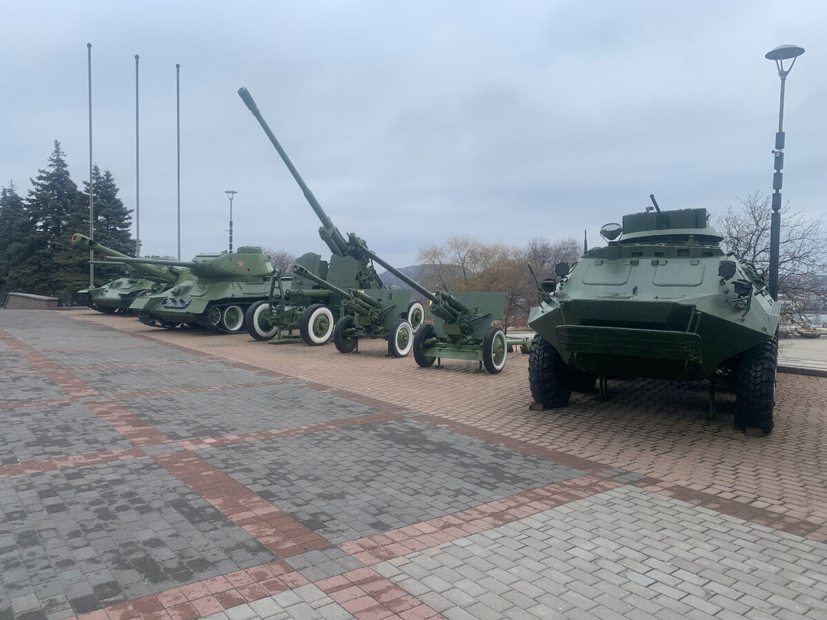 Март 2022 года. Донецк. Выставка военной техники рядом с мемориальным комплексом