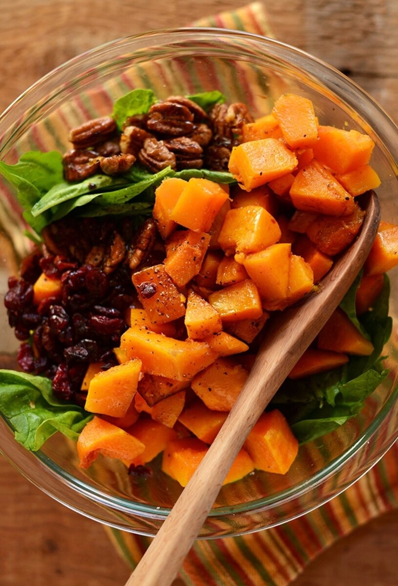 салат с тыквой и сыром фета. салат с тыквой и брынзой. салат с печеной тыквой и сыром. салат из сырой тыквы и моркови. салат с печеной тыквой.