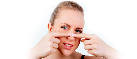 Уповать на механическую чистку, которая избавит от проблемы навсегда, тоже не стоит. Поры никуда не денутся, обновление эпидермиса и работа сальных желез идут постоянно. Т.е. в порах кожи всегда есть содержимое из омертвевших эпителиальных клеток и кожного сала. Наша задача – регулярно очищать поры от этого содержимого, чтобы оно их не расширяло, не уплотнялось, превращаясь в твердую пробку, и не воспалялось, становясь акне.

