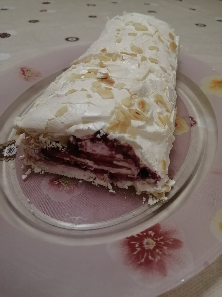 Меренговый рулет с прослойкой из чёрной смородины