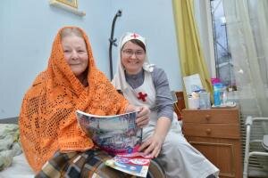 На страницах нашего сайта мы продолжаем рассказывать о сестрах милосердия. Кто они, что ими движет, и как они сами воспринимают свое служение? Анна Владимировна в Обители более 6-ти лет. Жизнь при храме - весьма насыщенная, и сестра в это время проходит через трудности, искушения и старается с Божией помощью расти и развиваться. Раньше Анна Владимировна была дежурной сестрой, а не так давно батюшка благословил ей еще одно послушание — работу с добровольцами. Кроме того, Анна Владимировна — это «голос» Обители, наш диспетчер. Как все успеть? Наша подопечная Лия Арестова побеседовала с Анной: