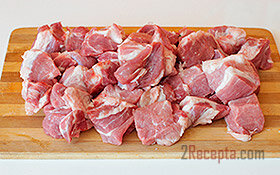 Мясо нарезать на небольшие кусочки.