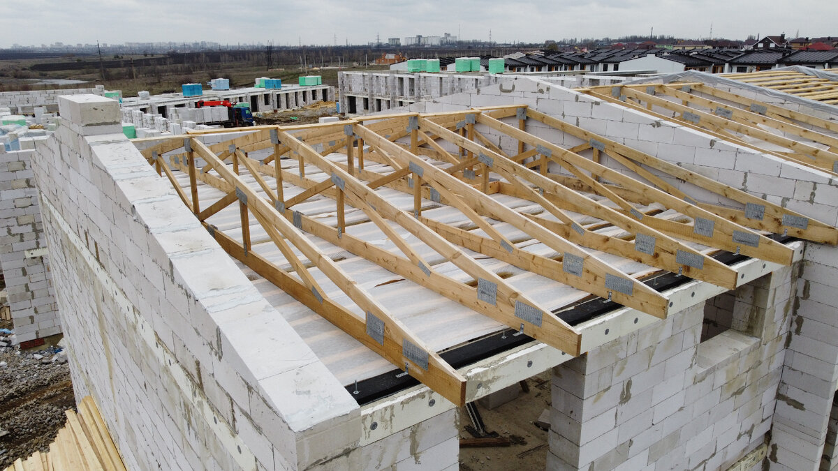 Монтаж деревянных ферм.