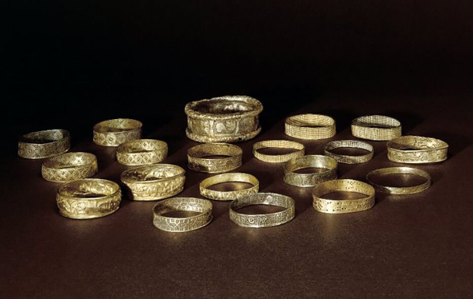 5 серию золота. Кладоискатель в Англии нашел золотой браслет.