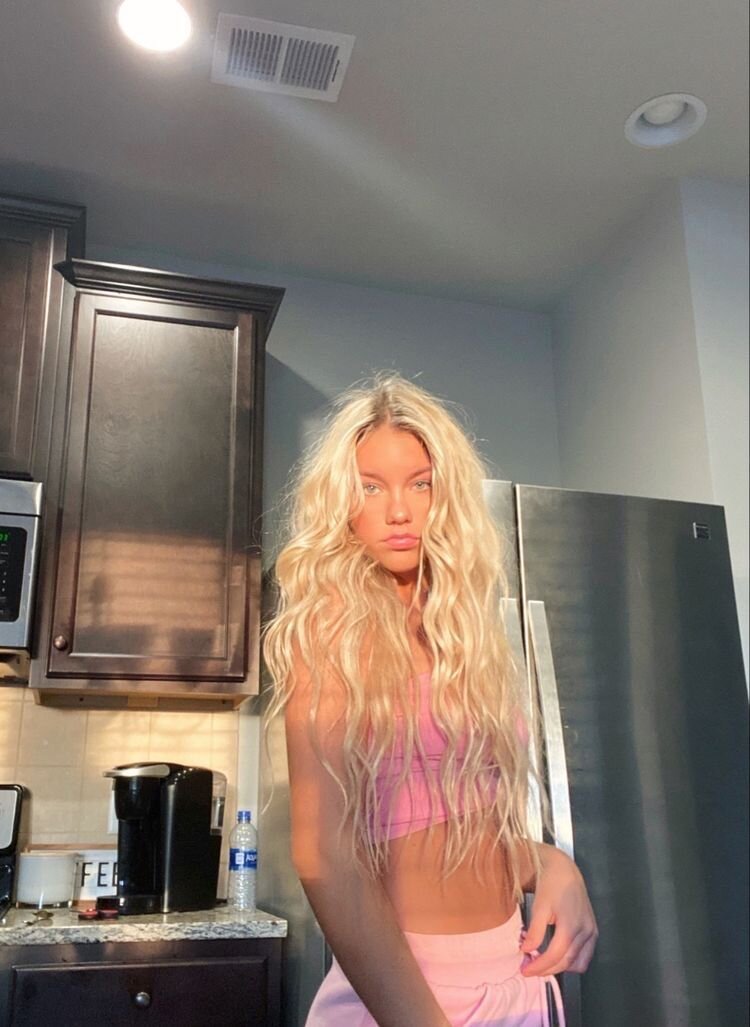 Лично я не встречала крашеных блондинок в реальной жизни с такими длинными волосами.