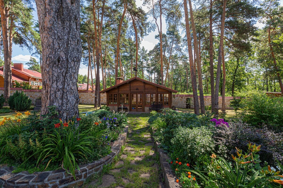 Атмосфера дореволюционных дач, вековые сосны, очарование Усманки, неоклассический стиль и бассейн