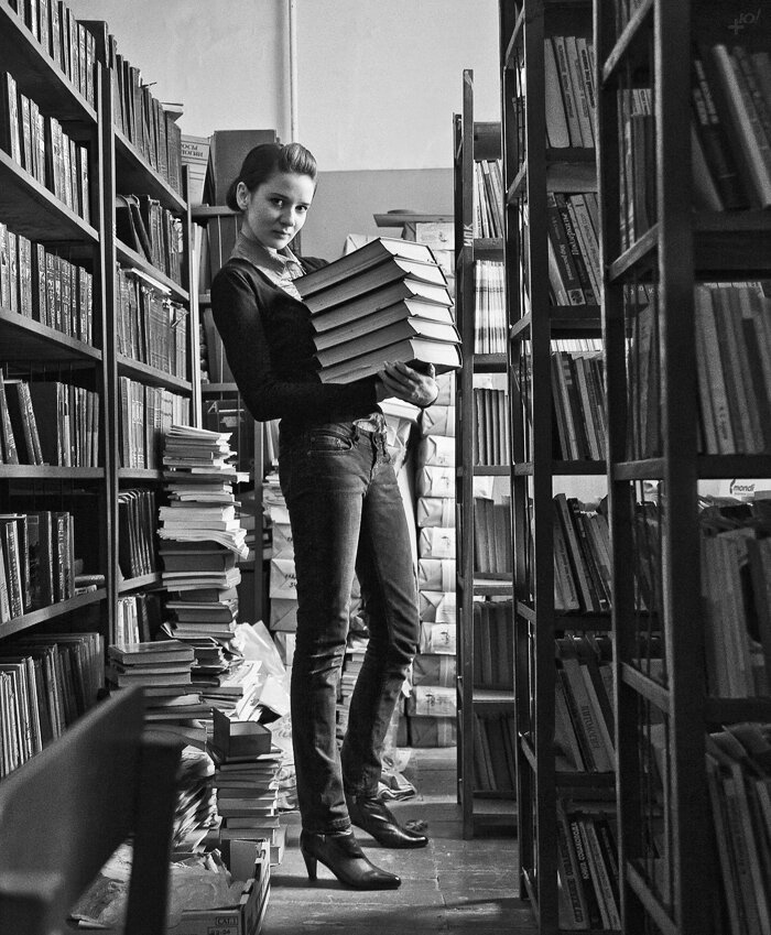 Читатель фотографий. Фотосессия в библиотеке. Девушка в библиотеке. Девушка с книгой. Фотосессия с книгами в библиотеке.