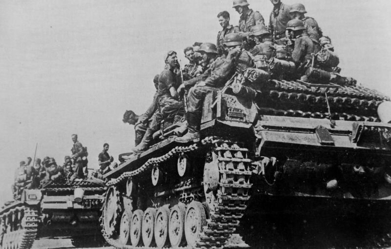 Танковый десант на немецких САУ StuG III в начале операции «Барбаросса», июль 1941. Автор: Элле