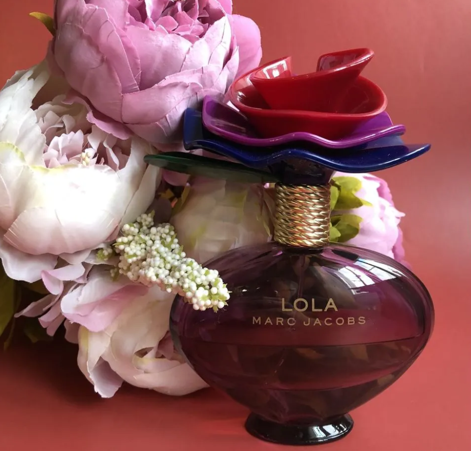 Бесконечно любимая и безвозвратно испорченная. Коптит и "сивушит" все время жизни на коже. Пытаюсь продать как декор, не берут(