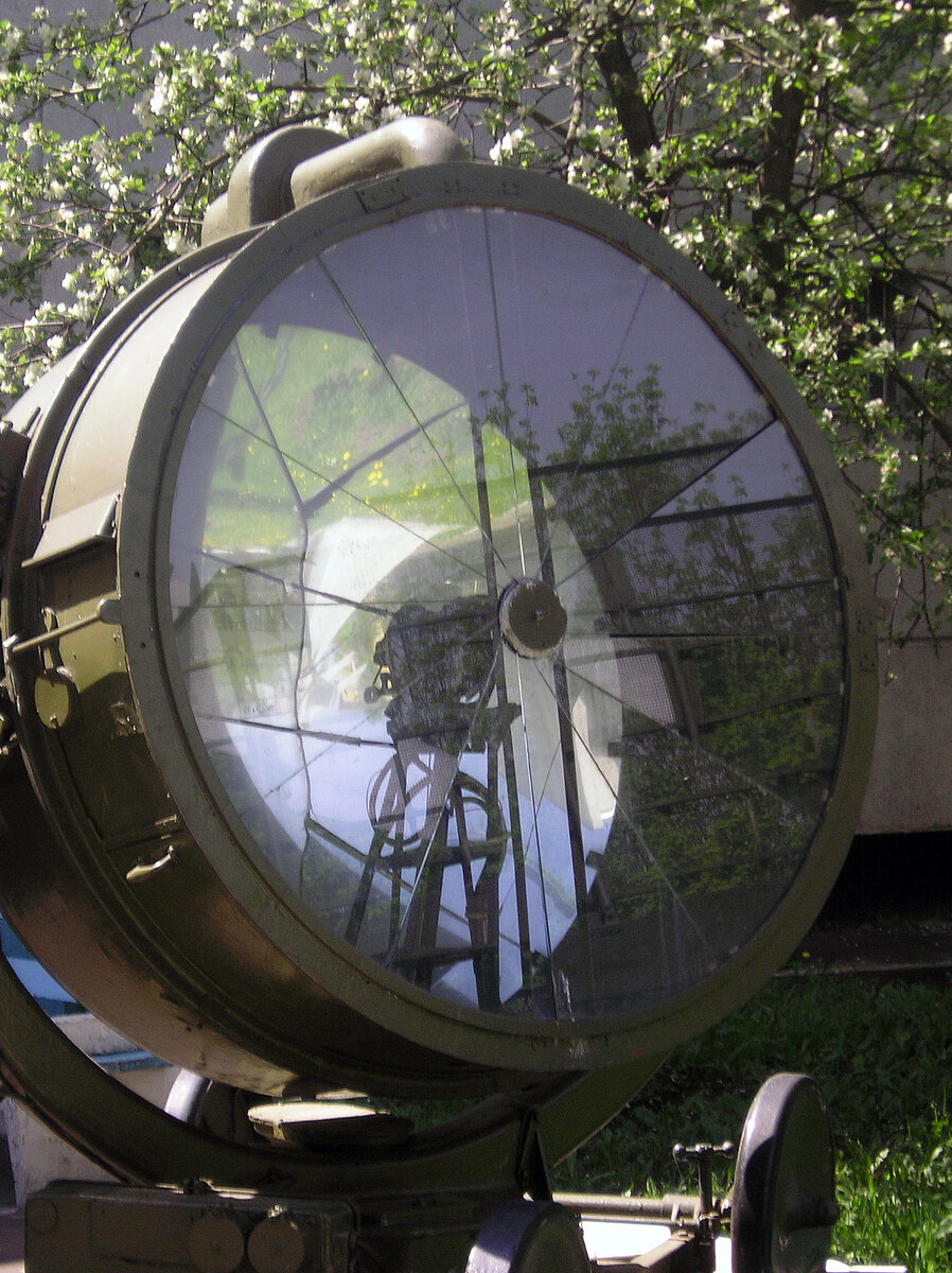 Зенитный прожектор З-15-4Б образца 1939 года. Диаметр отражателя – 150 см, 
дальность освещения цели – 7-9 км