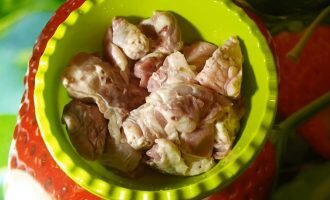 Мясо индейки (1,2 кг) промыть