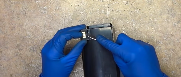 Поддеваем каретку извлекаем чип