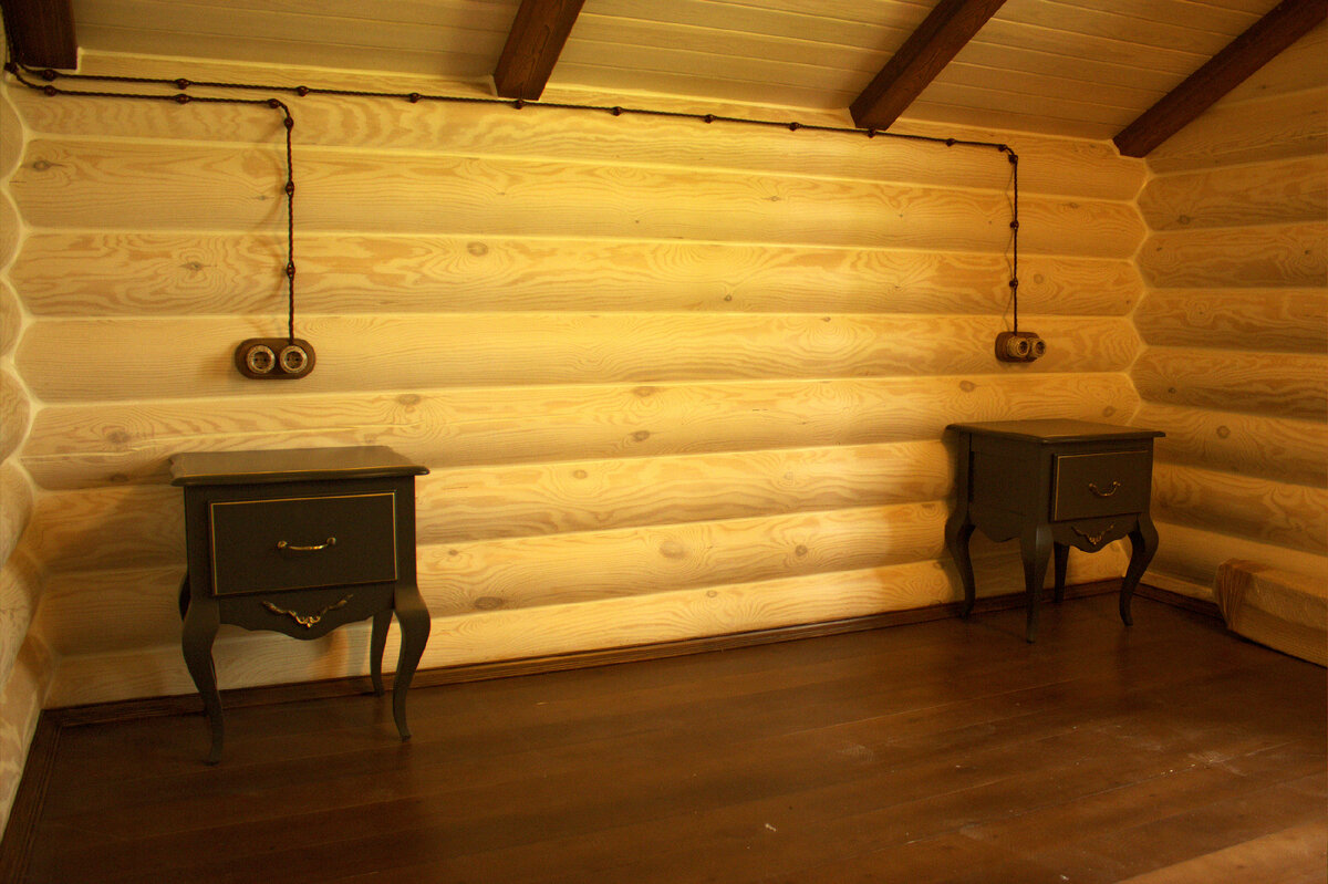 Спальня, мансардный этаж, потолок низкий. Чтобы провод смотрелся гармоничнее, вертикально расстояние между изоляторов сделали поменьше и не стали ставить громоздкую распределительную коробку на низкой стене