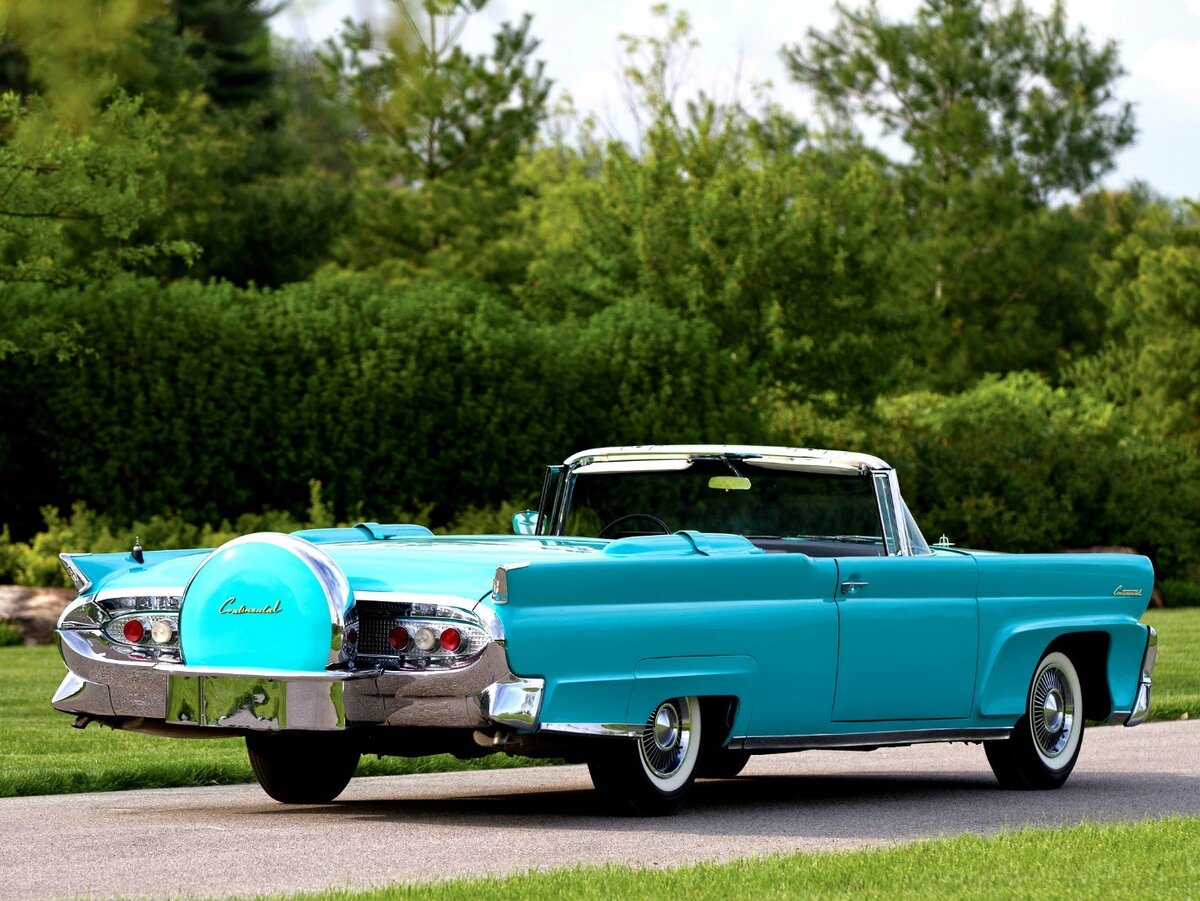 Lincoln Continental Gen-3 сзади. Источник фото: automotive-heritage.ru