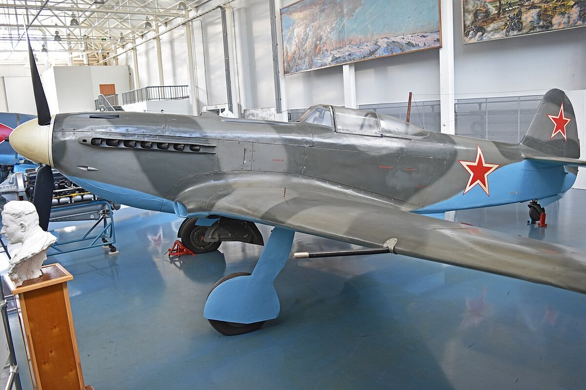 Як-9 — советский одномоторный самолёт истребитель-бомбардировщик Великой Отечественной войны. 