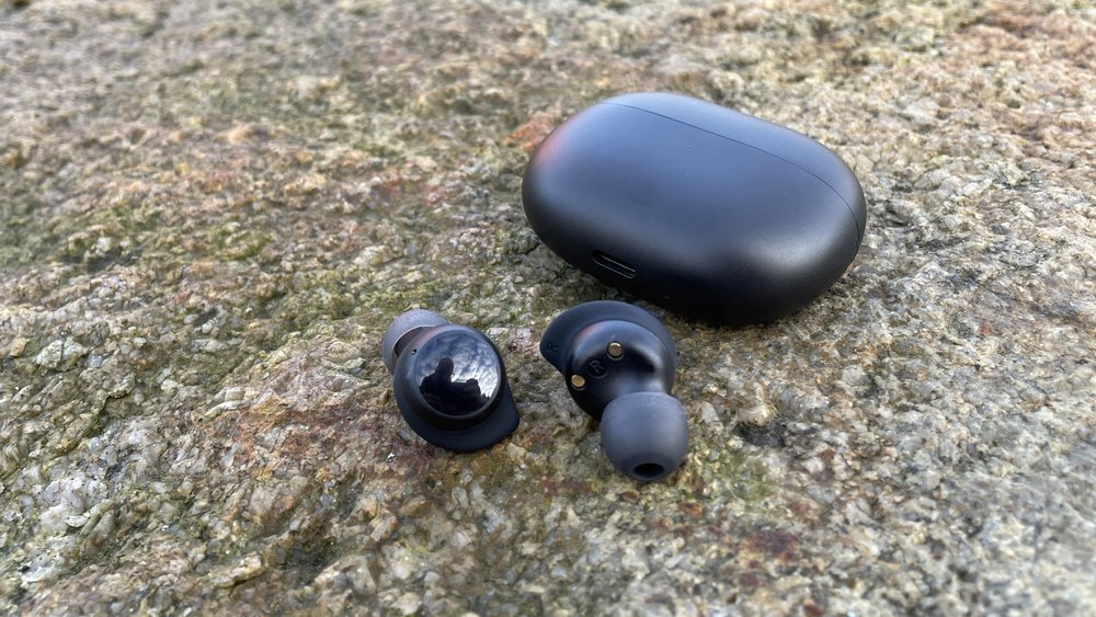 Redmi Buds 3 Lite компактные и лёгкие. Фото: scarbir.com