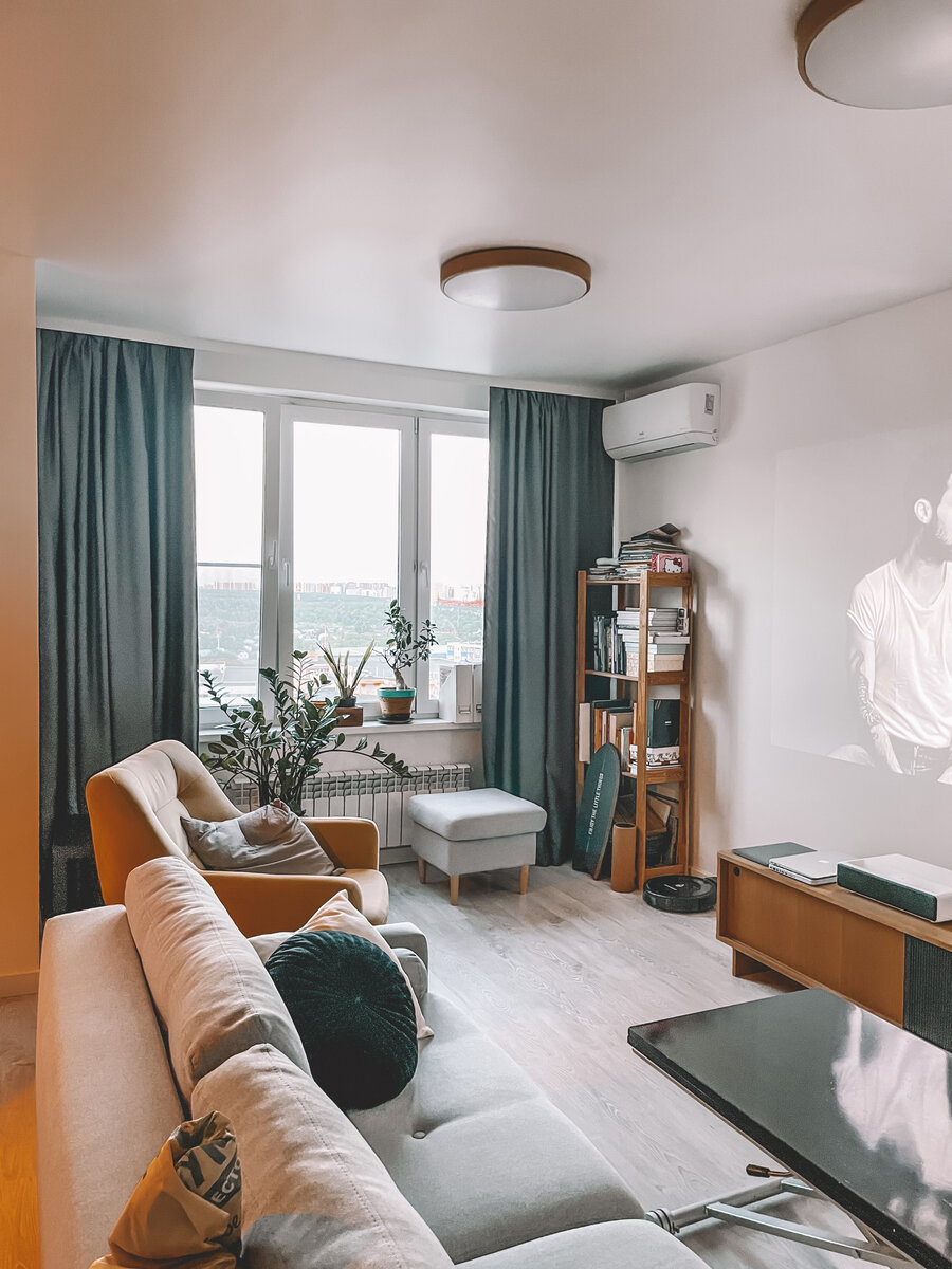 Гостиная отделена от кухни диваном