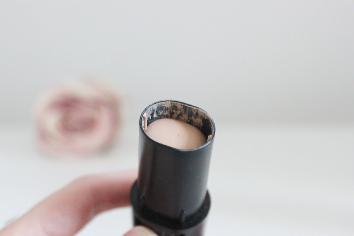 Столько тонального стика я уже использовала. Это примерно 40% от общего объема. 