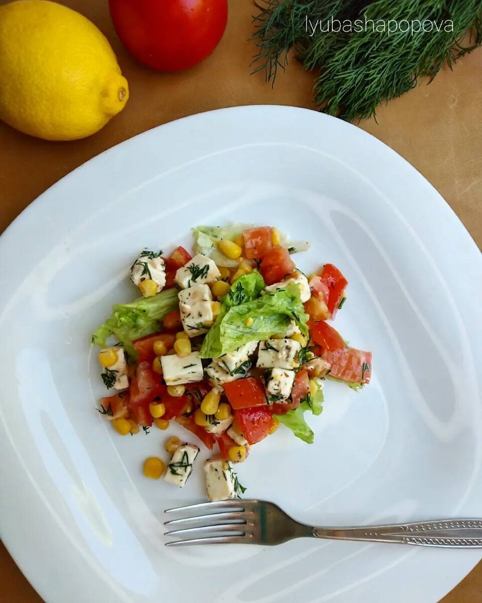 Салат с кукурузой, помидорами и фетой | Овкусе.ру - Ежедневная готовка в  радость! Пошаговые рецепты с фото | Дзен