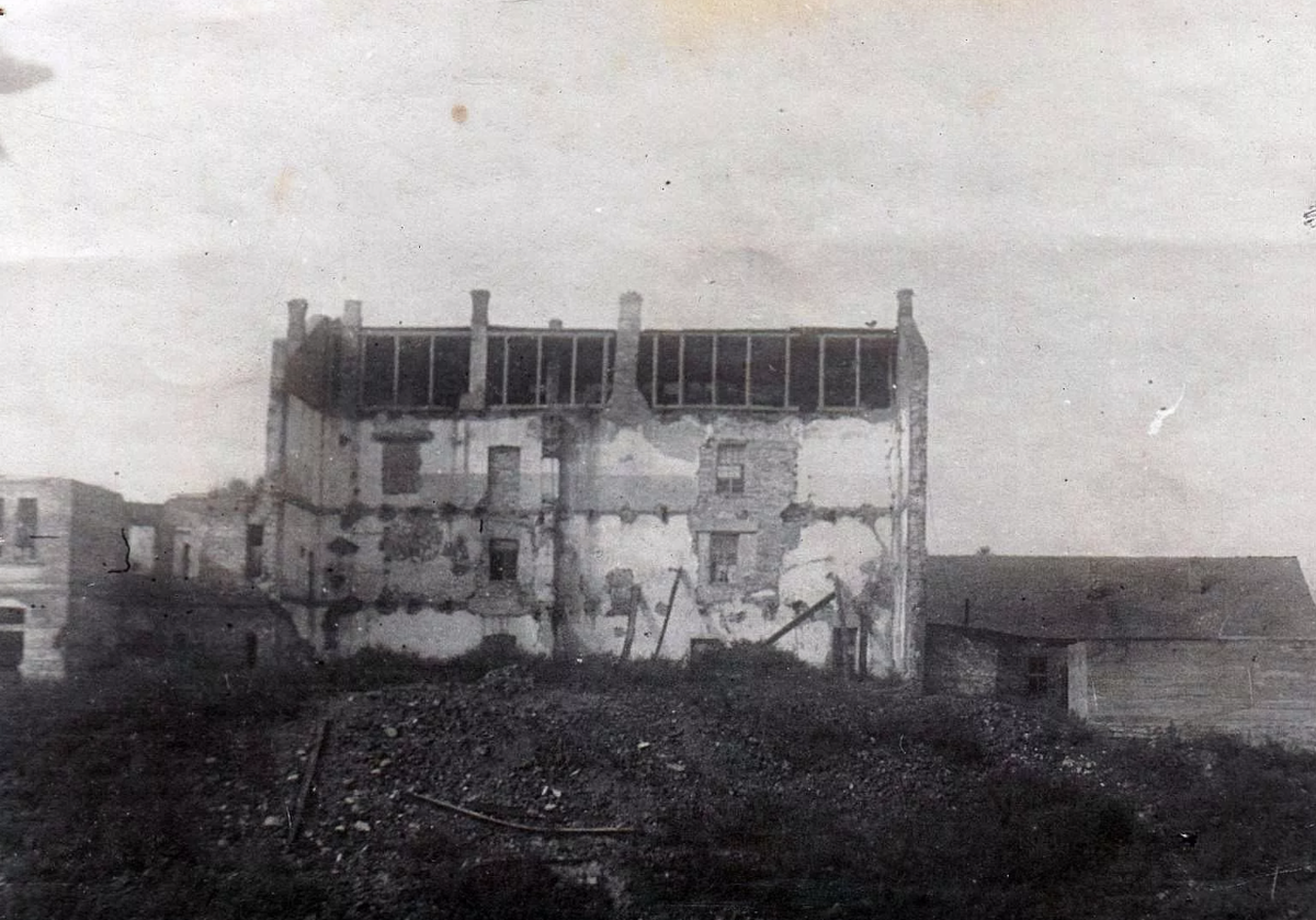 Взорванное здание театра города Порхов, конец 1943 года 