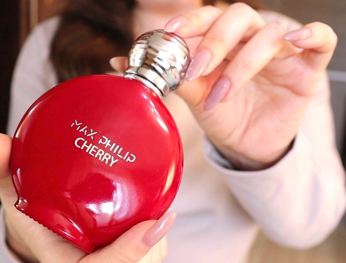 Стойкость средняя, шлейф не более метра. Когда наносишь на волосы, стойкости на день хватает