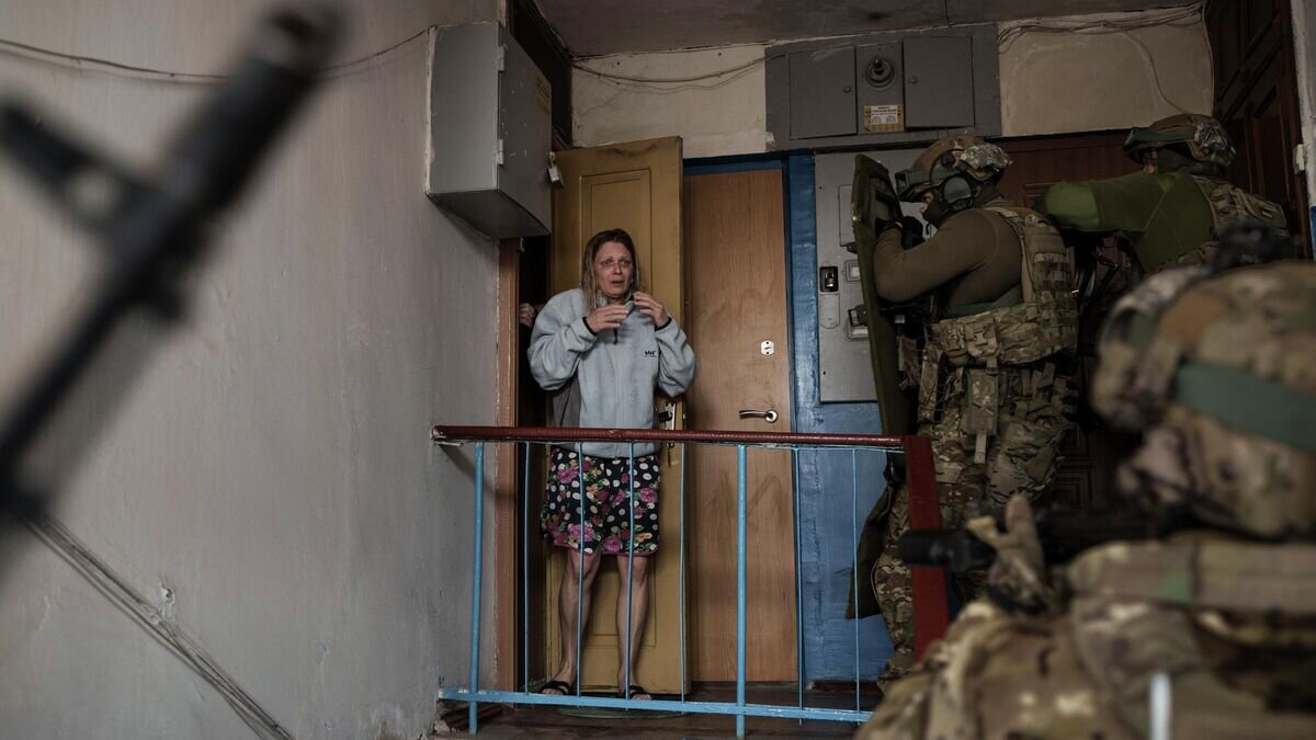    Военнослужащие Службы безопасности Украины во время операции по задержанию подозреваемых в пособничестве России в Харькове, Украина© AP Photo / Felipe Dana