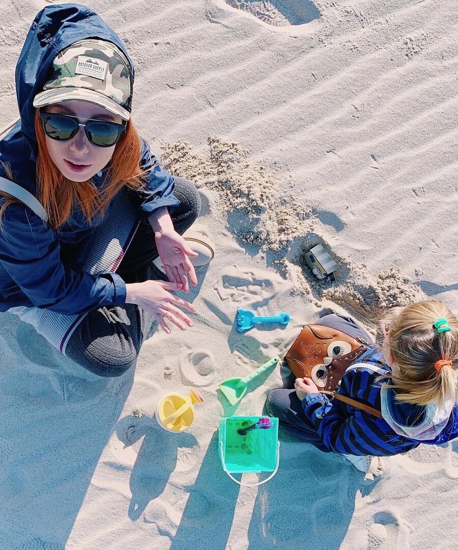 Юля Савичева с дочкой. Источник фото: https://vk.com/yuliasavicheva