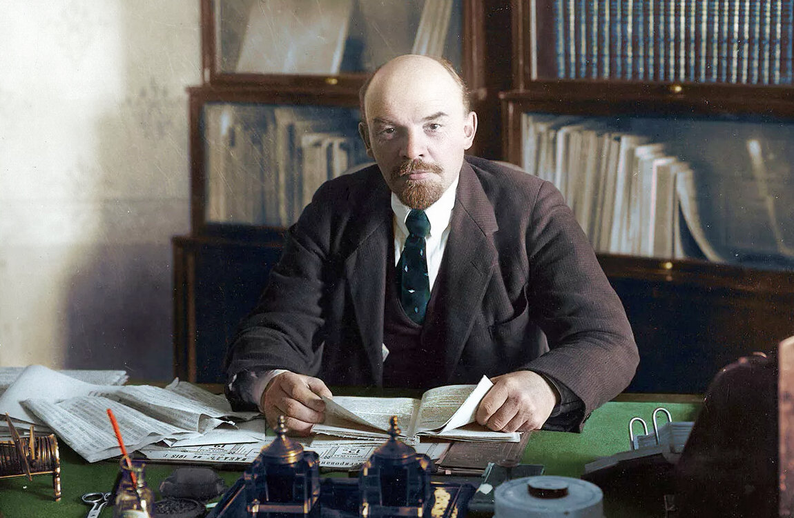 Ильич за работой.